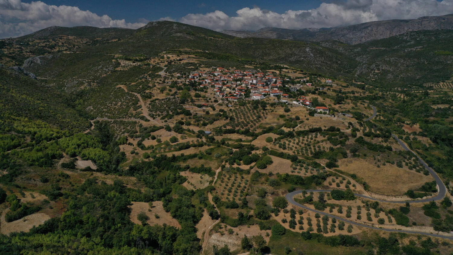 Χωριό Κρεμαστός. Φωτογραφία: ©Βασίλης Συκάς, για τον Δήμο Κύμης-Αλιβερίου