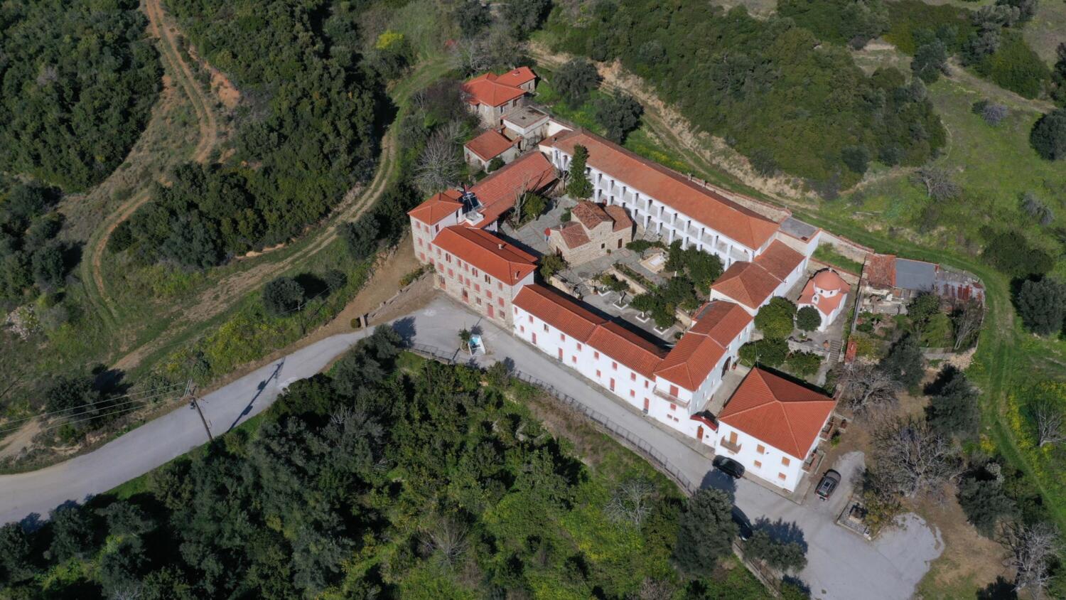 Μονή Μάντζαρη στο χωριό Οξύλινθος. Φωτογραφία: ©Βασίλης Συκάς, για τον Δήμο Κύμης-Αλιβερίου