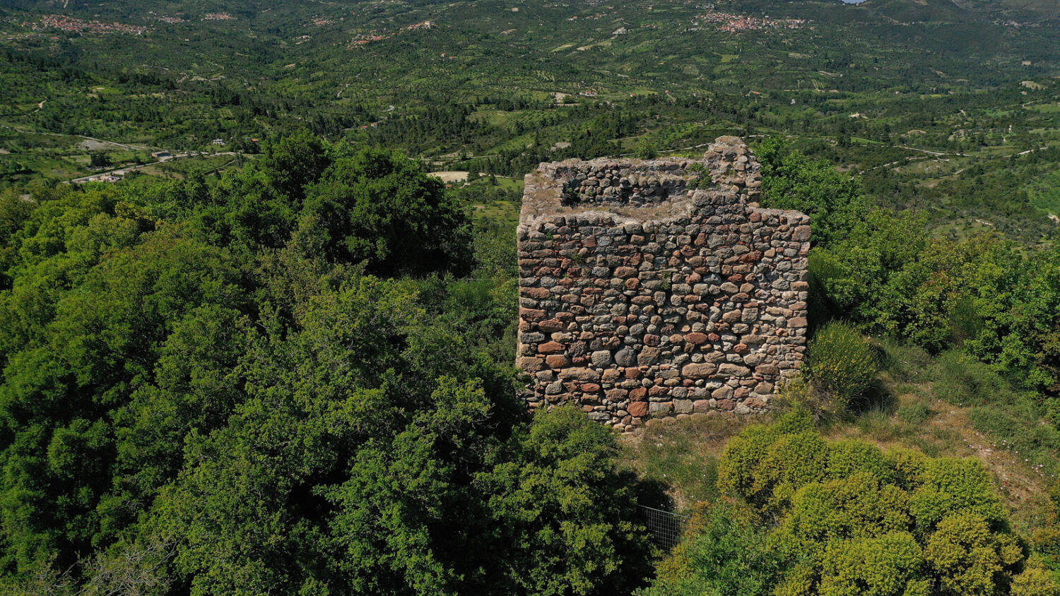 Φράγκικος πύργος, χωριό Άνω Κουρούνι. Φωτογραφία: ©Βασίλης Συκάς, για τον Δήμο Κύμης-Αλιβερίου