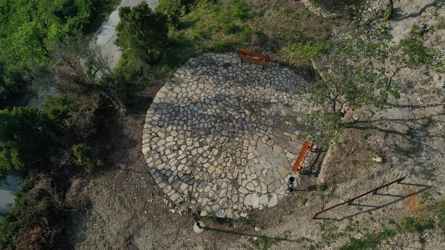 Πέτρινο αλώνι του Γιάννου, χωριό Πύργος. Φωτογραφία: ©Βασίλης Συκάς, για τον Δήμο Κύμης-Αλιβερίου