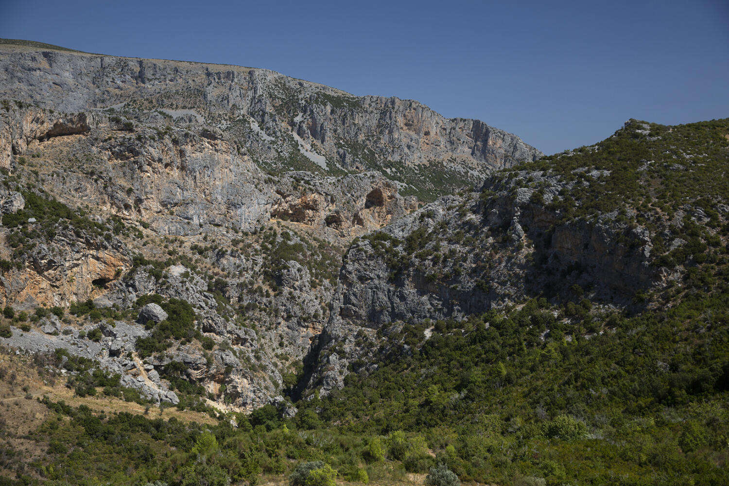 Περιοχή Σπηλιές ή Φούρνοι, χωριό Μακρυχώρι. Φωτογραφία: ©Βασίλης Συκάς, για τον Δήμο Κύμης-Αλιβερίου