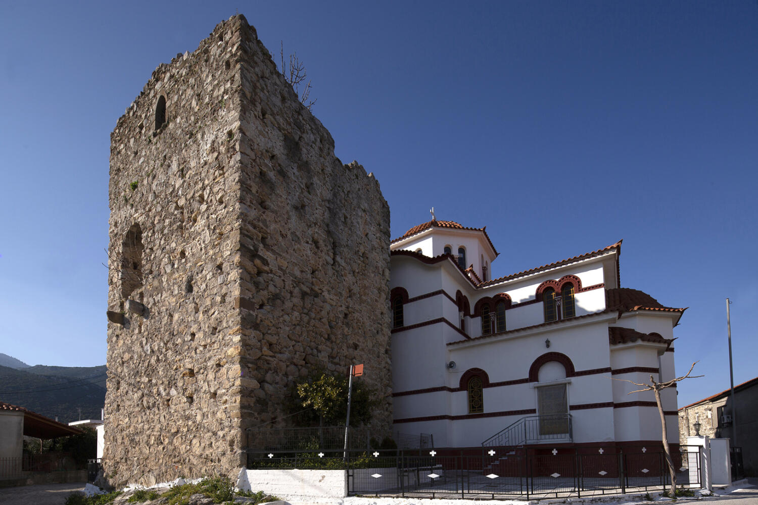 Ενετικός πύργος και Άγιος Δημήτριος, χωριό Κάδι. Φωτογραφία: ©Βασίλης Συκάς, για τον Δήμο Κύμης-Αλιβερίου