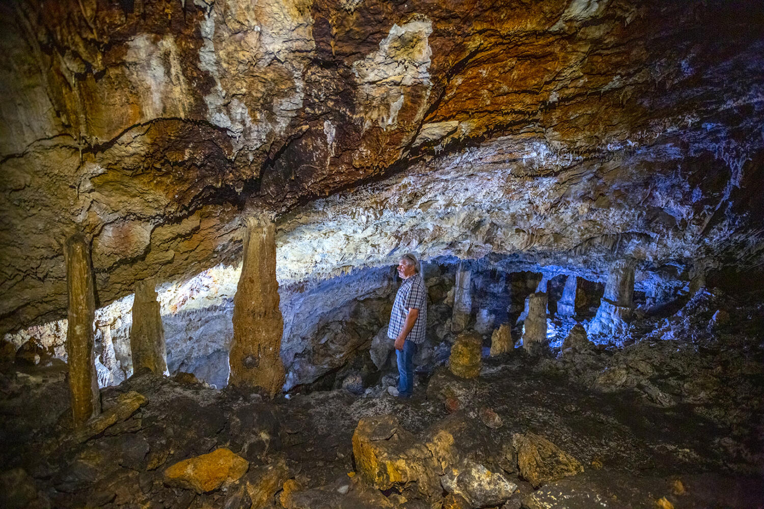 Σπήλαιο Σκοτεινή, χωριό Θαρούνια. Φωτογραφία: ©Βασίλης Συκάς, για τον Δήμο Κύμης-Αλιβερίου