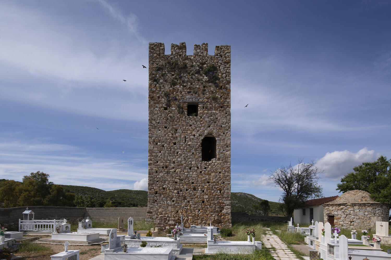 Μεσαιωνικός πύργος, χωριό Τραχήλι. Φωτογραφία: ©Βασίλης Συκάς, για τον Δήμο Κύμης-Αλιβερίου