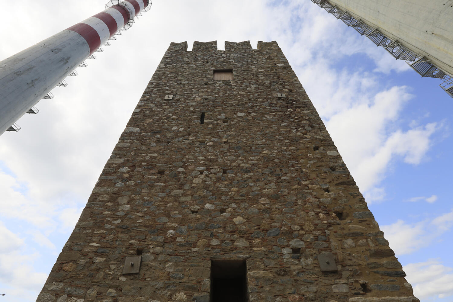 Ενετικός Πύργος ΔΕΗ, χωριό Μηλάκι. Φωτογραφία: ©Βασίλης Συκάς, για τον Δήμο Κύμης-Αλιβερίου