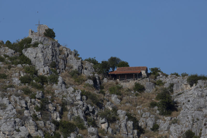 Κουτρουλόπυργος και εκκλησία Αγίου Νικολάου, χωριό Θαρούνια. Φωτογραφία: Αρχείο Δήμου Κύμης - Αλιβερίου