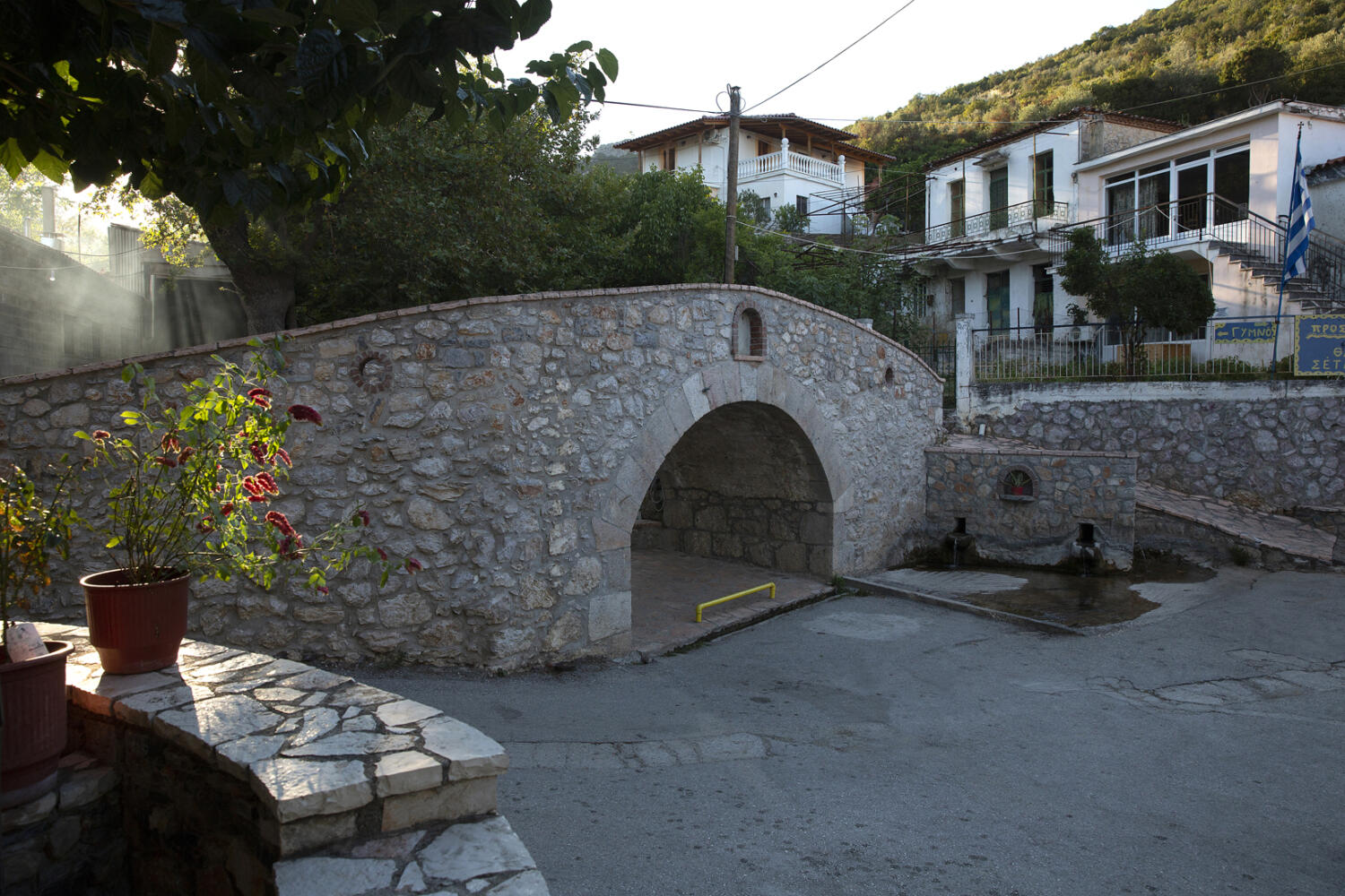 Πέτρινο γεφύρι, χωριό Παρθένι. Φωτογραφία: ©Βασίλης Συκάς, για τον Δήμο Κύμης-Αλιβερίου