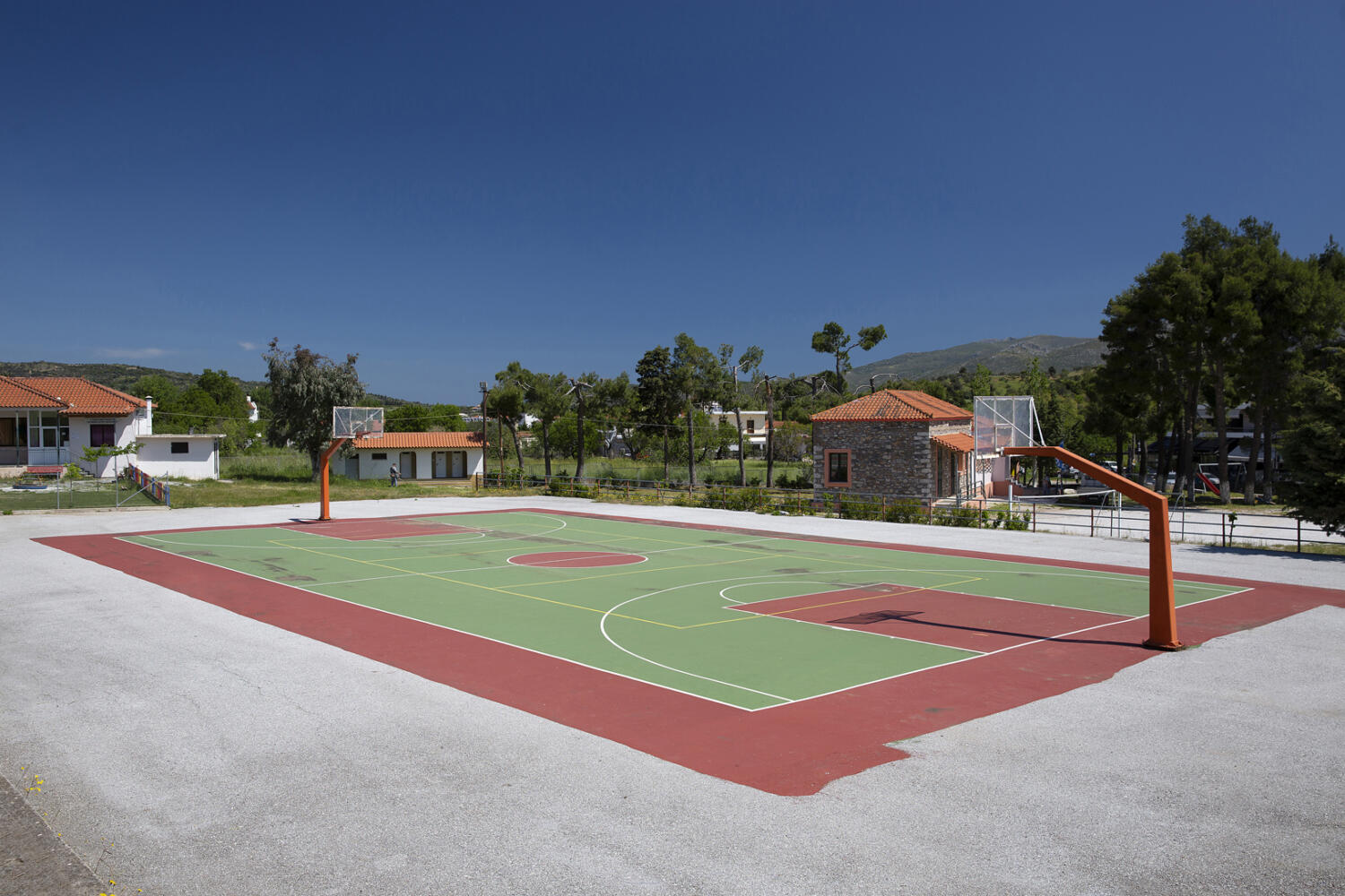 Γήπεδο μπάσκετ, χωριό Νεοχώρι. Φωτογραφία: ©Βασίλης Συκάς, για τον Δήμο Κύμης-Αλιβερίου