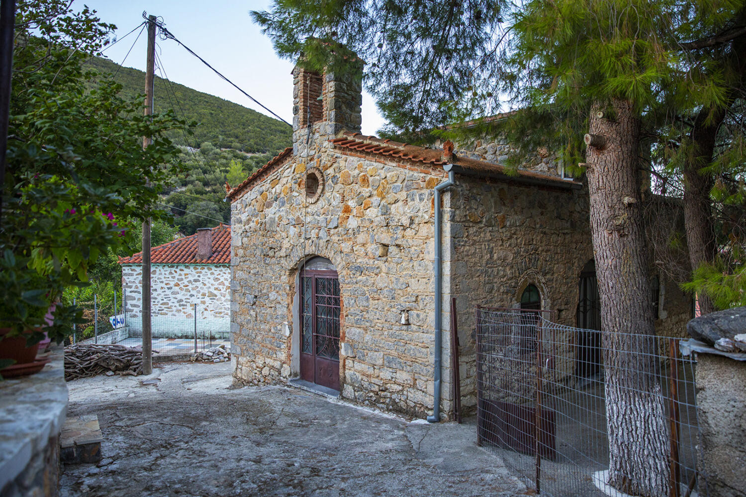 Βυζαντινή εκκλησία Αγίου Γεωργίου, χωριό Παρθένι. Φωτογραφία: ©Βασίλης Συκάς, για τον Δήμο Κύμης-Αλιβερίου