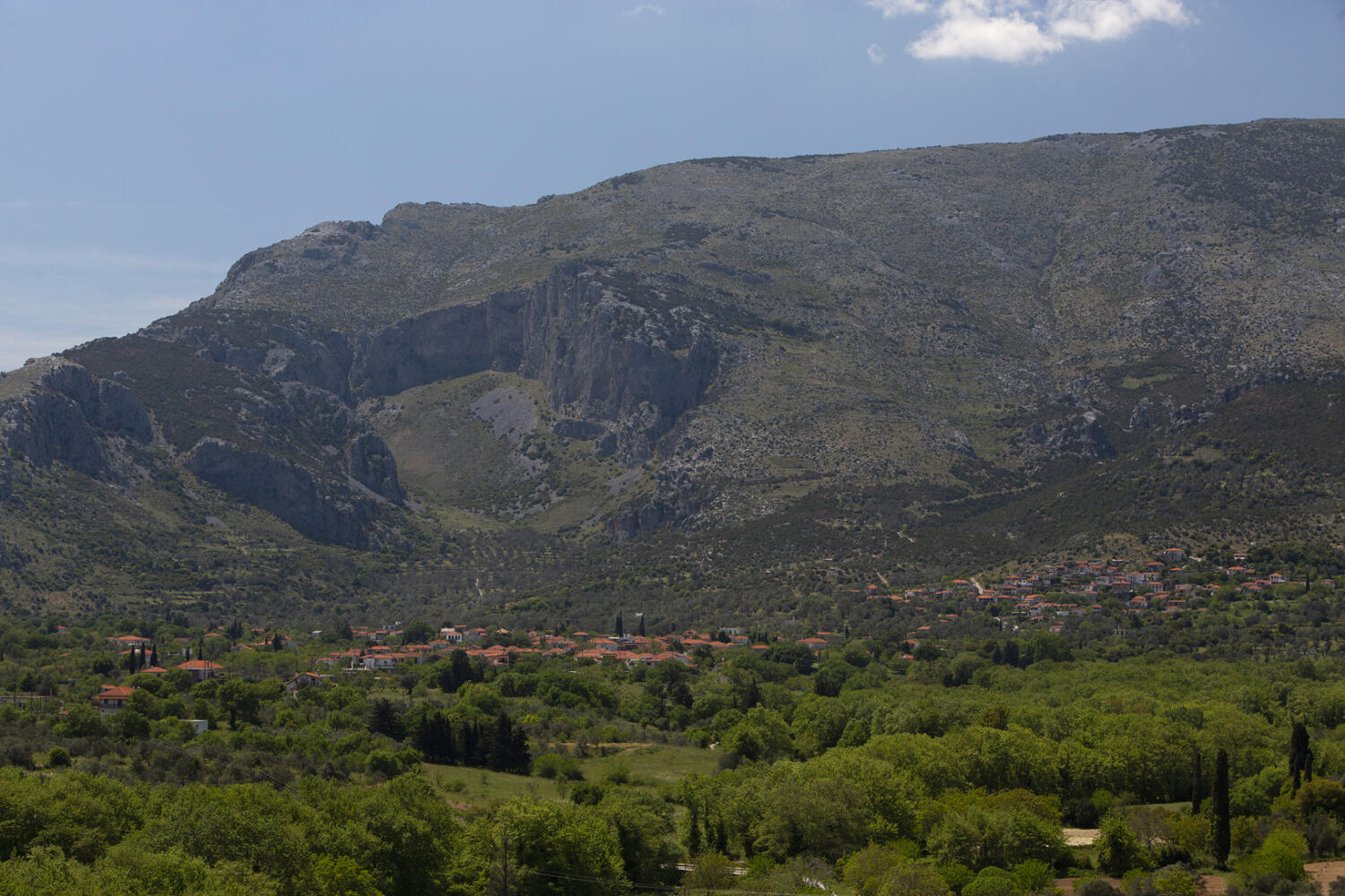 Χωριό Λόκα (αριστερά), χωριό Άγιος Βλάσιος (δεξιά). Φωτογραφία: ©Βασίλης Συκάς, για τον Δήμο Κύμης-Αλιβερίου