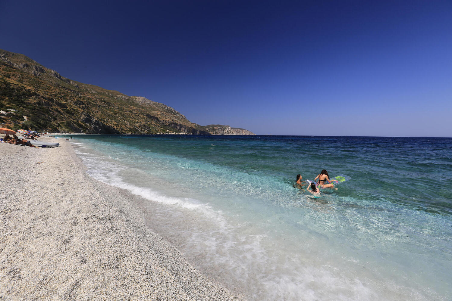 Παραλία Κορασίδα, χωριό Αχλαδερή. Φωτογραφία: ©Βασίλης Συκάς, για τον Δήμο Κύμης-Αλιβερίου