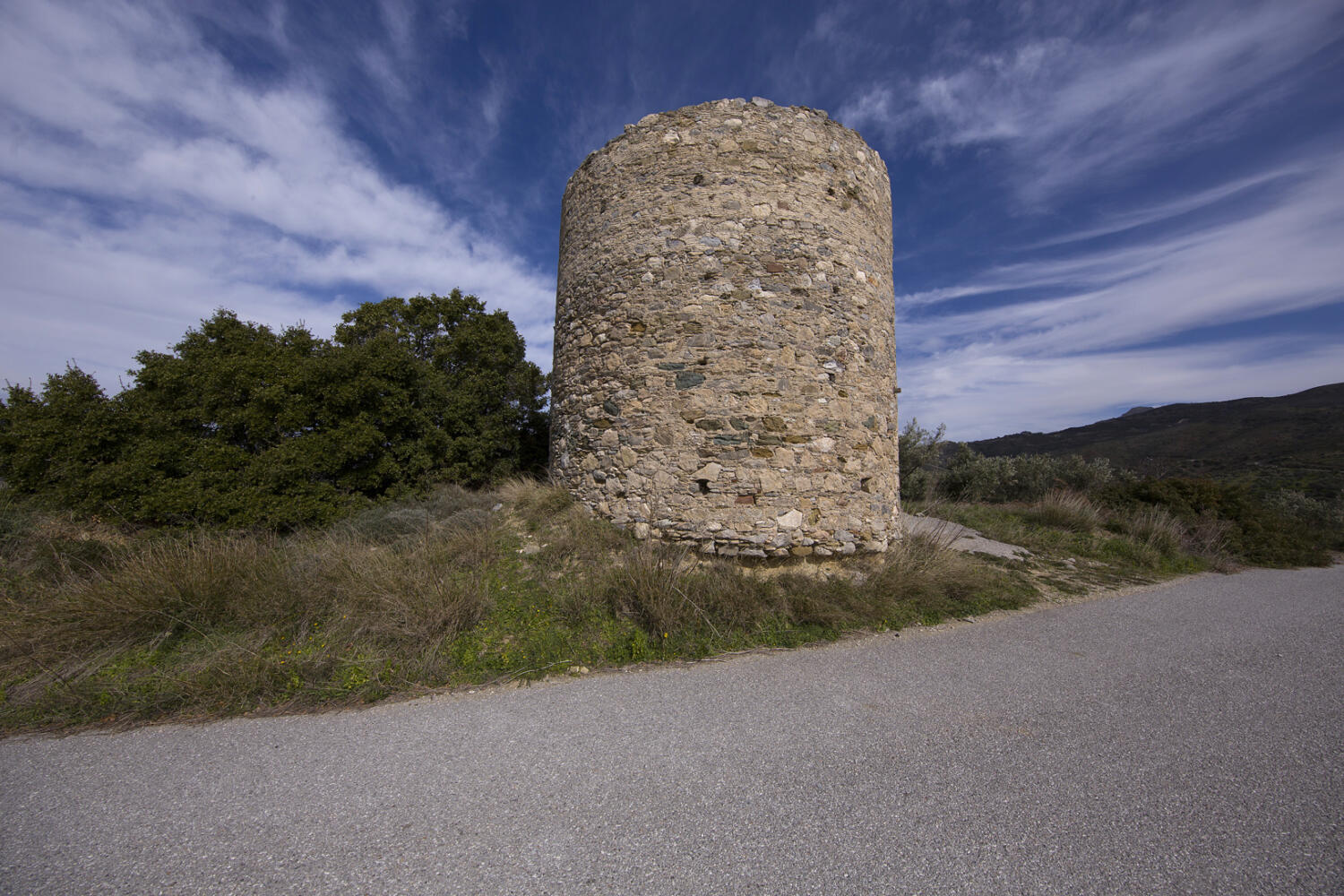 Ανεμόμυλος έξω από το χωριό Αυλωνάρι. Φωτογραφία: ©Βασίλης Συκάς, για τον Δήμο Κύμης-Αλιβερίου