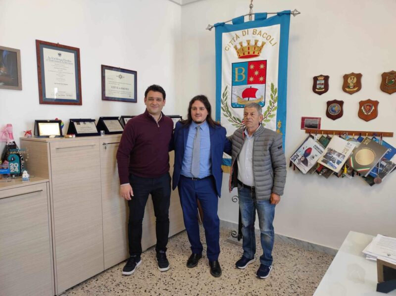 Ο Δήμαρχος Κύμης Αλιβερίου, Νίκος Μπαράκος, ο Δημάρχου Δήμαρχος του Bacoli, Josi Gerardo Della Ragione και ο αντιδήμαρχος Κύμης, Αργύρης Πάφρας. 