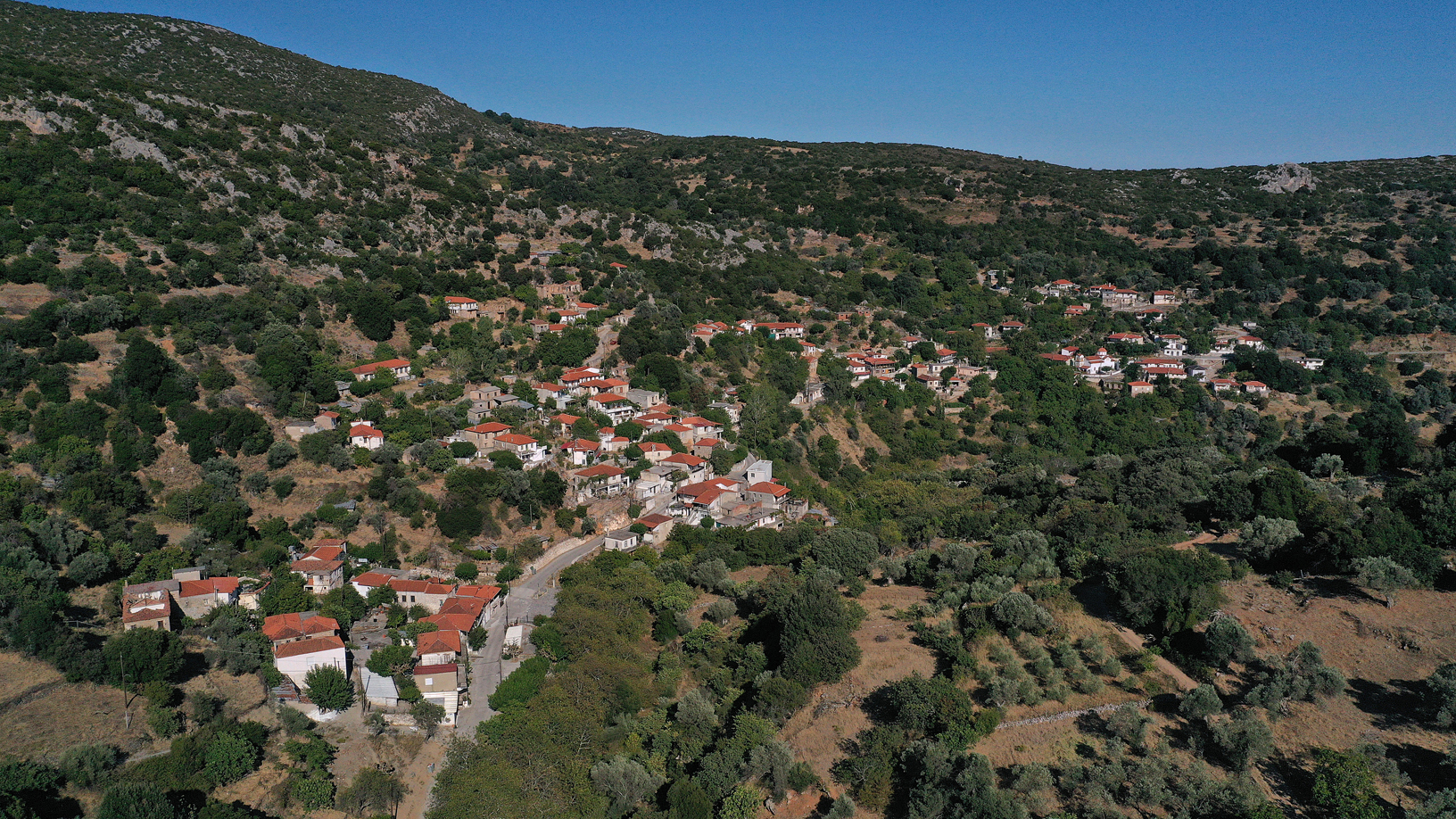 Χωριό Θαρούνια. Φωτογραφία: ©Βασίλης Συκάς, για τον Δήμο Κύμης-Αλιβερίου