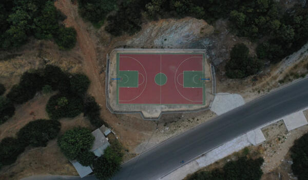 Γήπεδο μπάσκετ, χωριό Πετριές. Φωτογραφία: ©Βασίλης Συκάς, για τον Δήμο Κύμης-Αλιβερίου