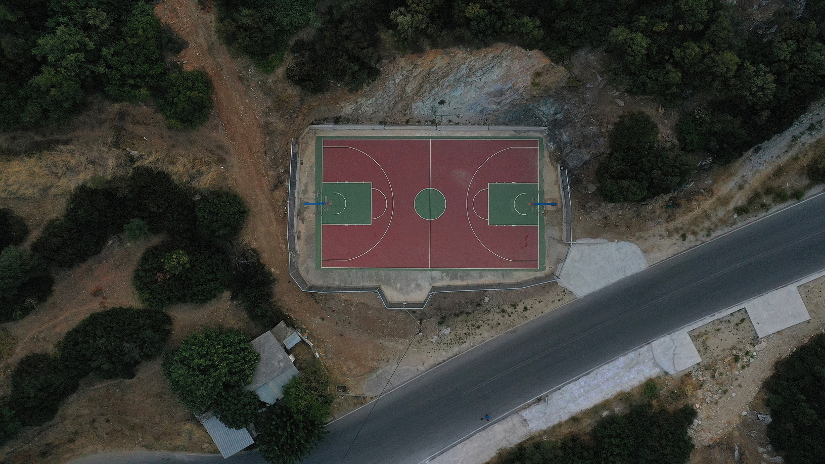 Γήπεδο μπάσκετ, χωριό Πετριές. Φωτογραφία: ©Βασίλης Συκάς, για τον Δήμο Κύμης-Αλιβερίου
