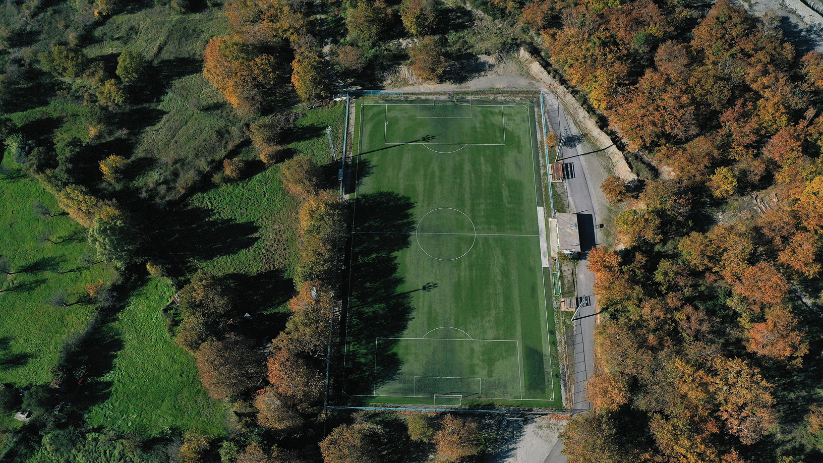 Ποδοσφαιρικό γήπεδο, χωριό Μονόδρυ. Φωτογραφία: ©Βασίλης Συκάς, για τον Δήμο Κύμης-Αλιβερίου