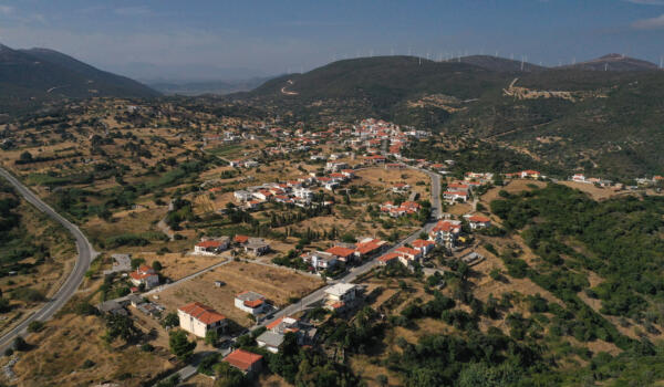 Χωριό Ζάρακες. Φωτογραφία: ©Βασίλης Συκάς, για τον Δήμο Κύμης-Αλιβερίου