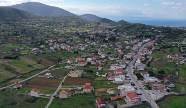 Χωριό Βέλος. Φωτογραφία: ©Βασίλης Συκάς, για τον Δήμο Κύμης-Αλιβερίου