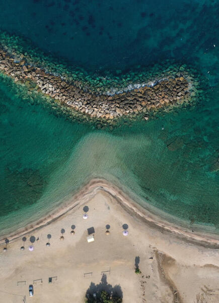 Παραλία Φρυνιακός, χωριό Ζάρακες. Φωτογραφία: ©Βασίλης Συκάς, για τον Δήμο Κύμης-Αλιβερίου