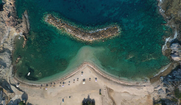 Παραλία Φρυνιακός, χωριό Ζάρακες. Φωτογραφία: ©Βασίλης Συκάς, για τον Δήμο Κύμης-Αλιβερίου