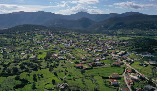 Χωριό Δύστος. Φωτογραφία: ©Βασίλης Συκάς, για τον Δήμο Κύμης-Αλιβερίου