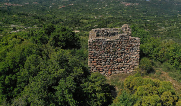 Φράγκικος πύργος, χωριό Άνω Κουρούνι. Φωτογραφία: Αρχείο Δήμου Κύμης - Αλιβερίου