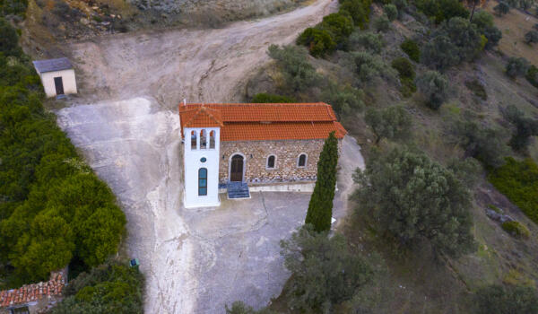 Εκκλησία Άγιος Νικόλαος, οικισμός Λάτας. Φωτογραφία: ©Βασίλης Συκάς, για τον Δήμο Κύμης-Αλιβερίου
