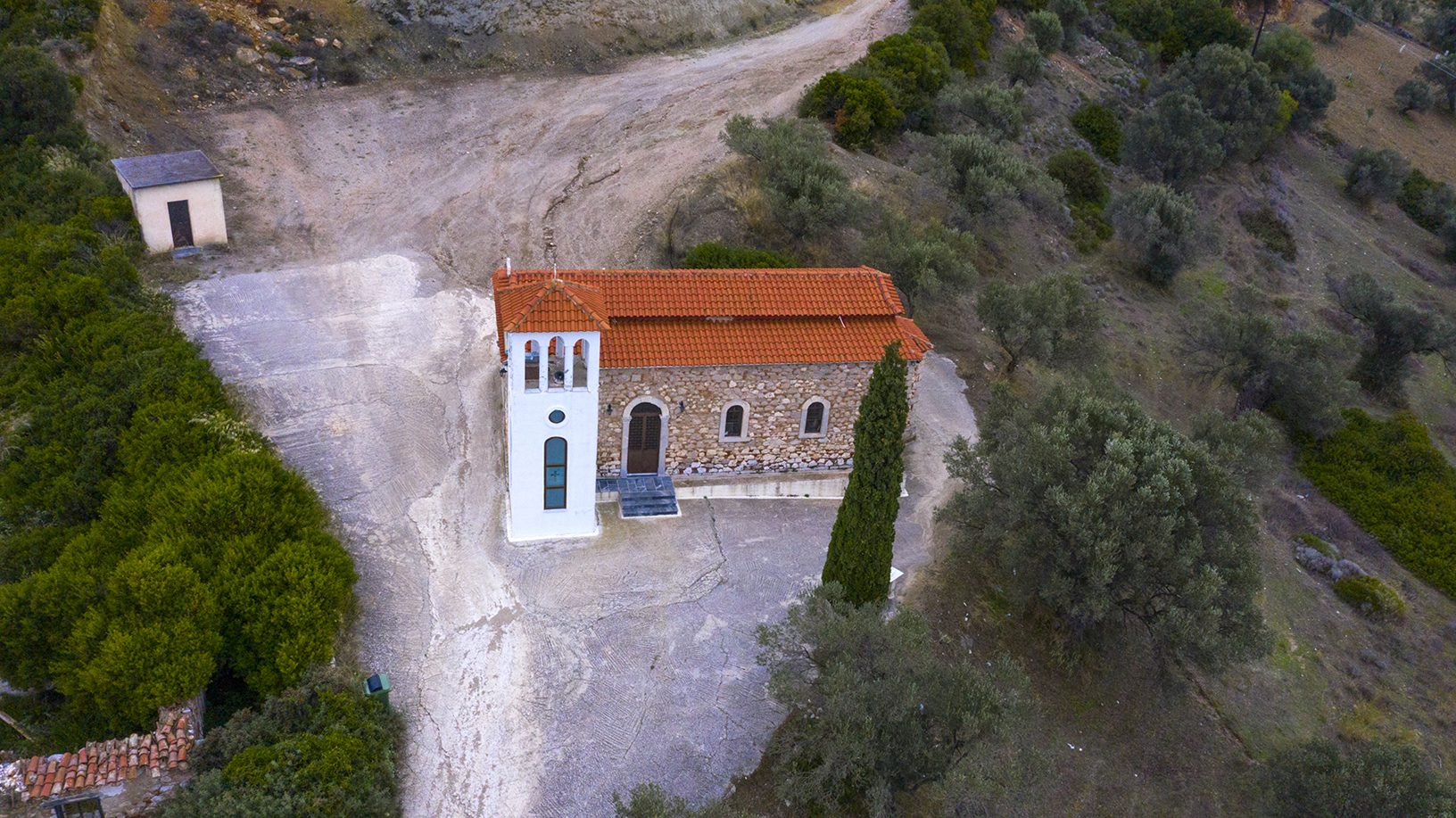 Εκκλησία Άγιος Νικόλαος, οικισμός Λάτας. Φωτογραφία: ©Βασίλης Συκάς, για τον Δήμο Κύμης-Αλιβερίου