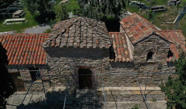 Εκκλησία Κοίμησης Θεοτόκου, χωριό Οξύλιθος. Φωτογραφία: ©Βασίλης Συκάς, για τον Δήμο Κύμης-Αλιβερίου