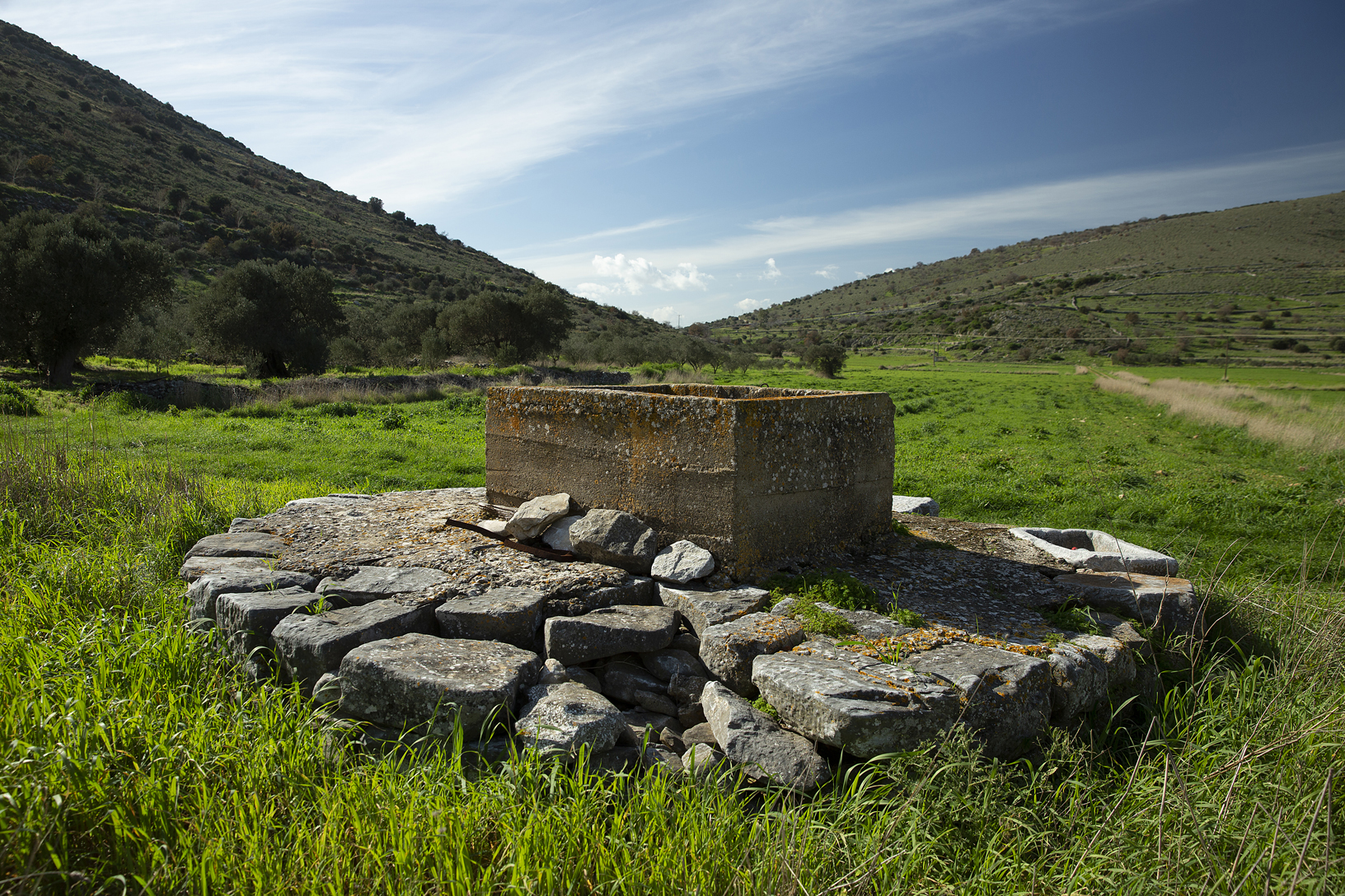 Τετράγωνο πηγάδι στον κάμπο, χωριό Αργυρό. Φωτογραφία: ©Βασίλης Συκάς, για τον Δήμο Κύμης-Αλιβερίου