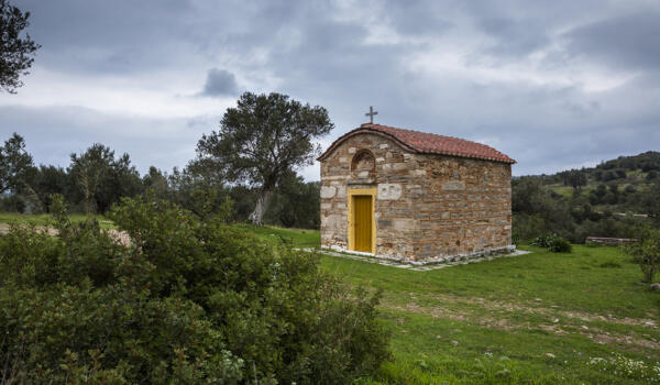 Κόκκινη εκκλησία, Αλιβέρι. Φωτογραφία: ©Βασίλης Συκάς, για τον Δήμο Κύμης-Αλιβερίου