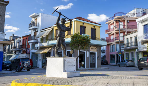Άγαλμα λιγνιτωρύχου, Αλιβέρι. Φωτογραφία: ©Βασίλης Συκάς, για τον Δήμο Κύμης-Αλιβερίου