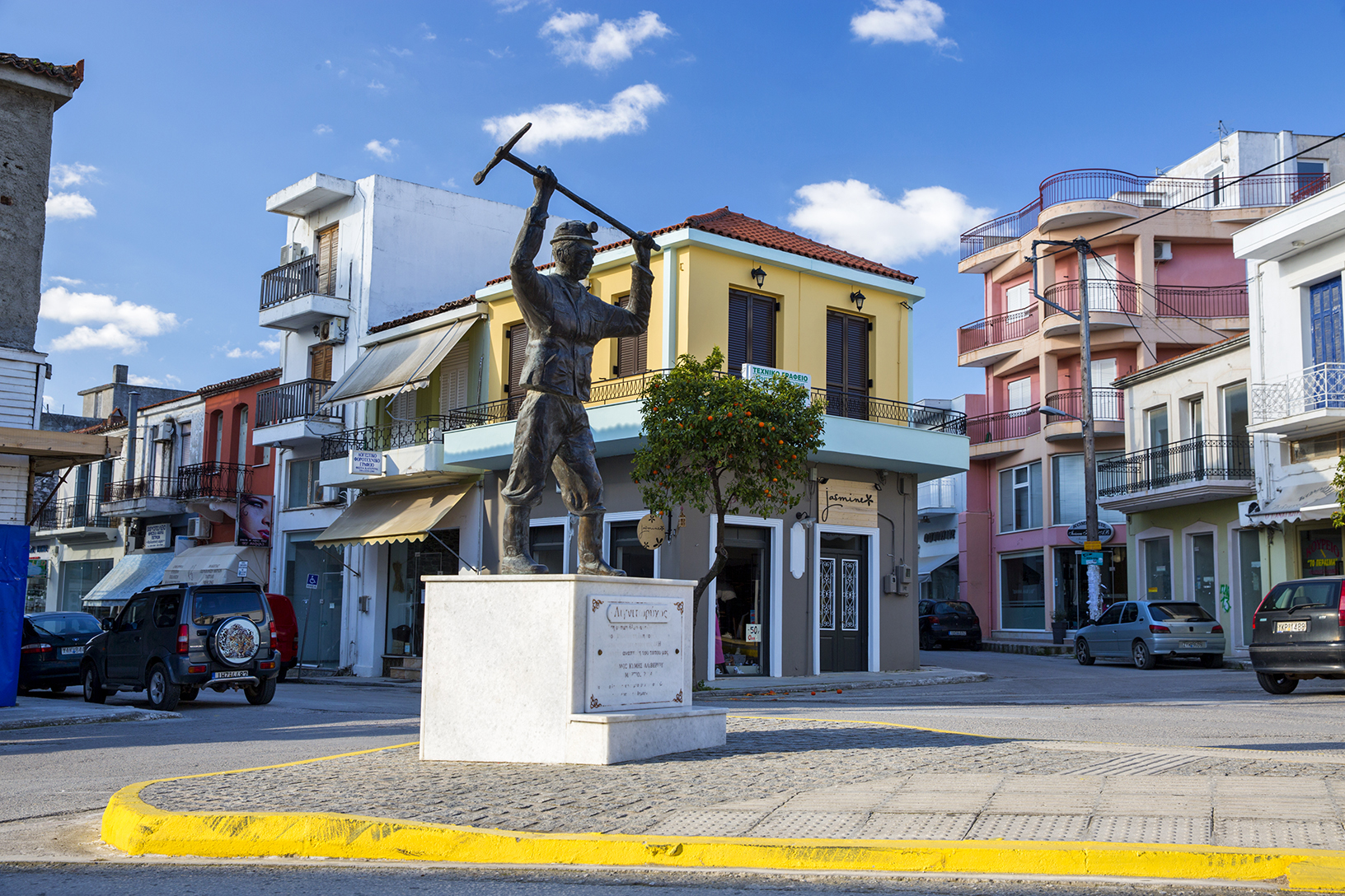 Άγαλμα λιγνιτωρύχου, Αλιβέρι. Φωτογραφία: ©Βασίλης Συκάς, για τον Δήμο Κύμης-Αλιβερίου