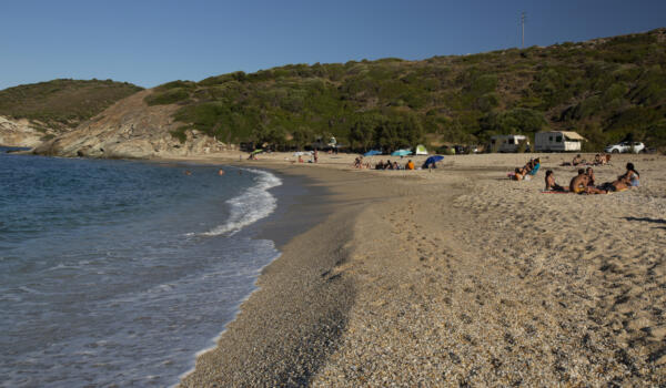 Παραλία Χερόμυλος, χωριό Άγιοι Απόστολοι. Φωτογραφία: ©Βασίλης Συκάς, για τον Δήμο Κύμης-Αλιβερίου