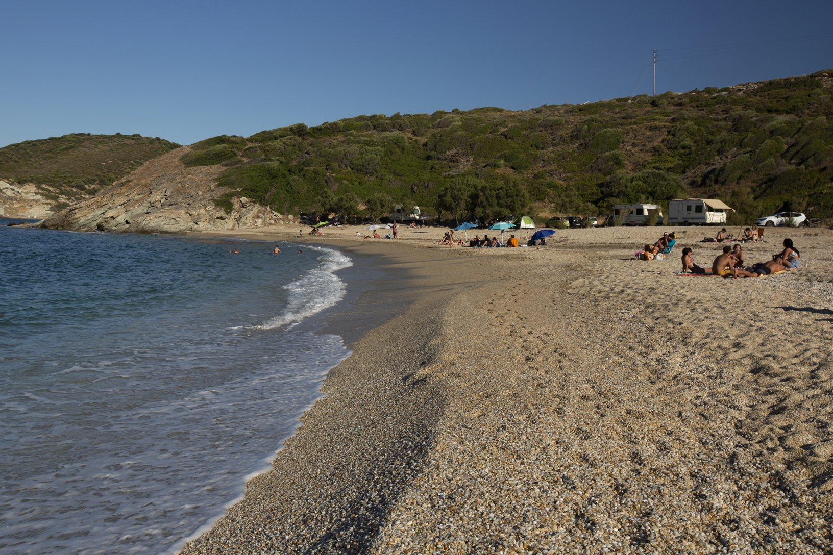 Παραλία Χερόμυλος, χωριό Άγιοι Απόστολοι. Φωτογραφία: ©Βασίλης Συκάς, για τον Δήμο Κύμης-Αλιβερίου
