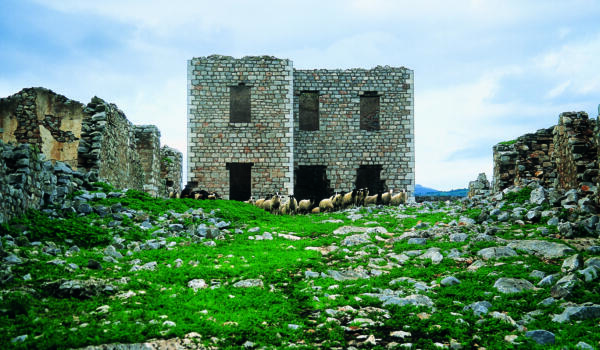 Σεράι Λόφος Καστρί οικία Κοντόσταυλου, χωριό Δύστος. Φωτογραφία: ©Βασίλης Συκάς, για τον Δήμο Κύμης-Αλιβερίου