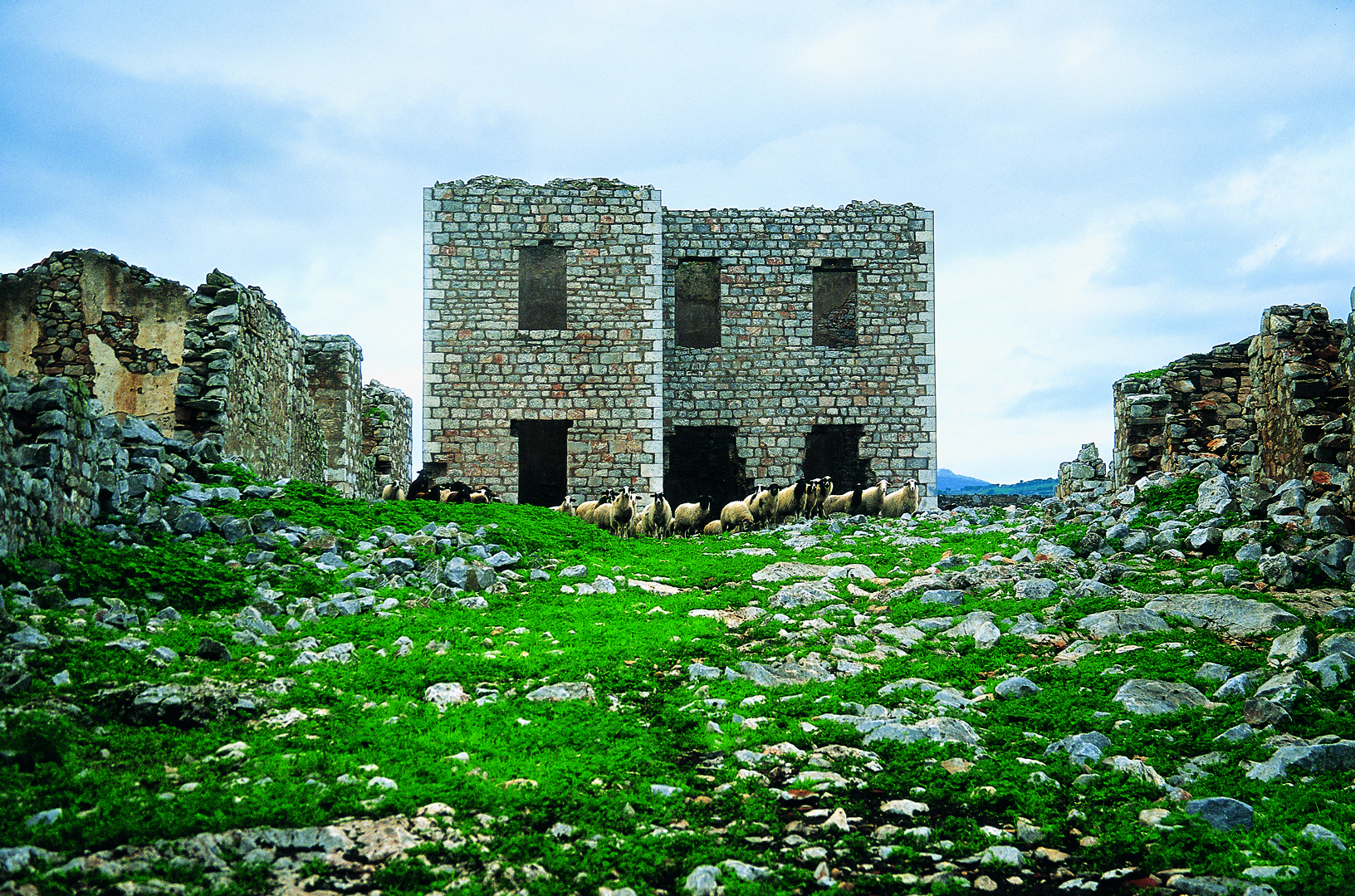 Σεράι Λόφος Καστρί οικία Κοντόσταυλου, χωριό Δύστος. Φωτογραφία: ©Βασίλης Συκάς, για τον Δήμο Κύμης-Αλιβερίου