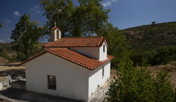 Μονή Κλιβάνου, χωριό Κρεμαστός. Φωτογραφία: ©Βασίλης Συκάς, για τον Δήμο Κύμης-Αλιβερίου