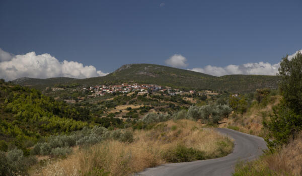 Χωριό Κρεμαστός. Φωτογραφία: ©Βασίλης Συκάς, για τον Δήμο Κύμης-Αλιβερίου