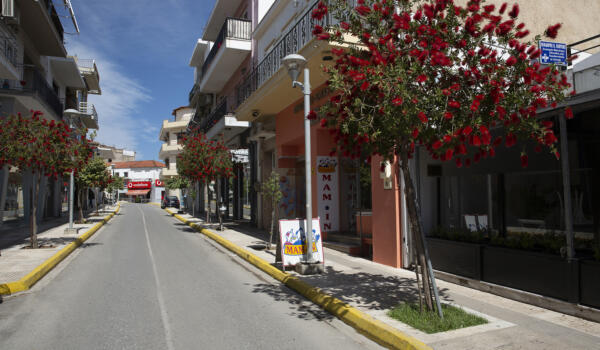 Κεντρικός δρόμος Αλιβερίου. Φωτογραφία: ©Βασίλης Συκάς, για τον Δήμο Κύμης-Αλιβερίου