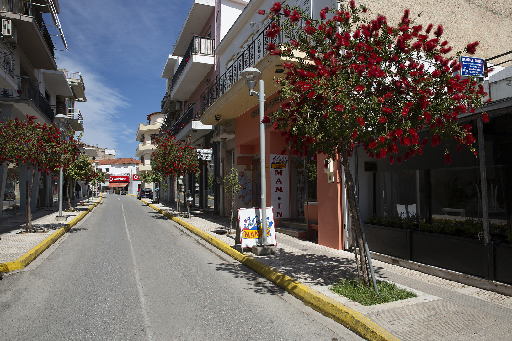 Κεντρικός δρόμος Αλιβερίου. Φωτογραφία: ©Βασίλης Συκάς, για τον Δήμο Κύμης-Αλιβερίου