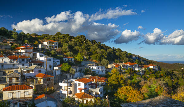 Χωριό Πετριές. Φωτογραφία: ©Βασίλης Συκάς, για τον Δήμο Κύμης-Αλιβερίου