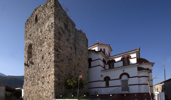 Ενετικός πύργος και Άγιος Δημήτριος, χωριό Κάδι. Φωτογραφία: Αρχείο Δήμου Κύμης - Αλιβερίου