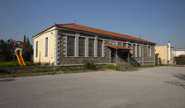 Δημοτικό σχολείο, χωριό Βρύση. Φωτογραφία: ©Βασίλης Συκάς, για τον Δήμο Κύμης-Αλιβερίου