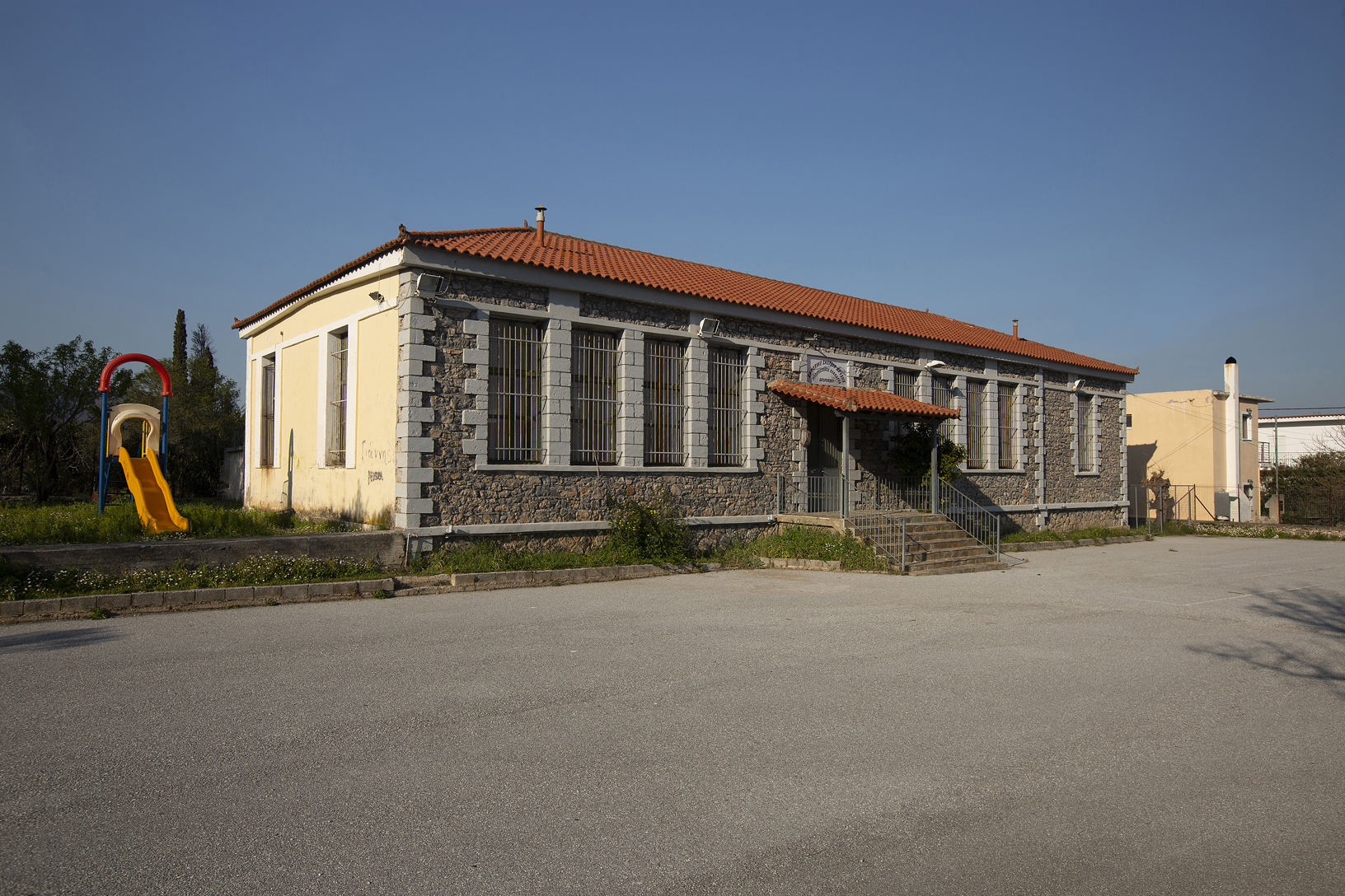 Δημοτικό σχολείο, χωριό Βρύση. Φωτογραφία: ©Βασίλης Συκάς, για τον Δήμο Κύμης-Αλιβερίου