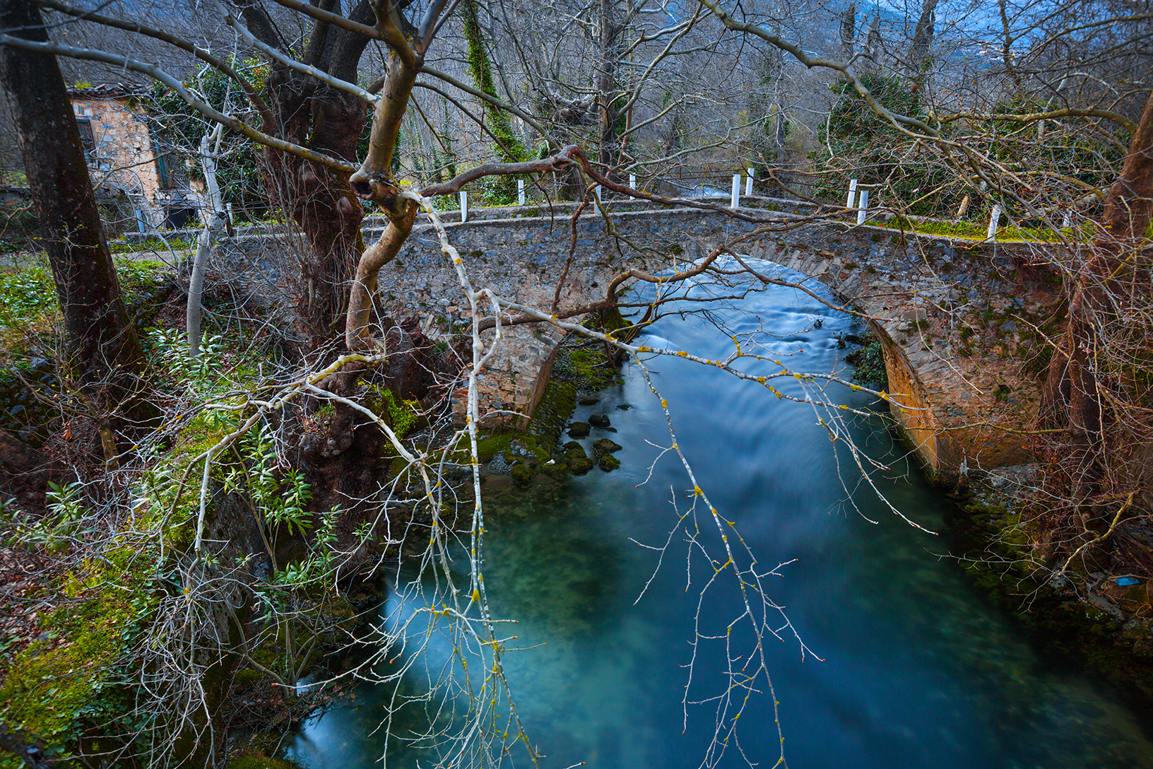 Πέτρινο γεφύρι στον ποταμό Λάδωνα, χωριό Βρύση. Φωτογραφία: ©Βασίλης Συκάς, για τον Δήμο Κύμης-Αλιβερίου