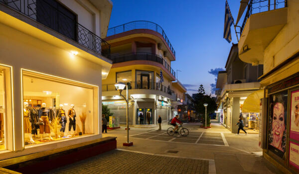 Πεζόδρομος - Καταστήματα, Αλιβέρι. Φωτογραφία: ©Βασίλης Συκάς, για τον Δήμο Κύμης-Αλιβερίου