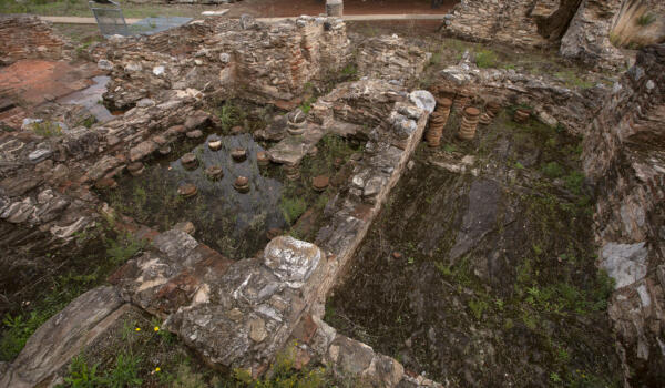 Ρωμαϊκά λουτρά ΔΕΗ, χωριό Μηλάκι. Φωτογραφία: ©Βασίλης Συκάς, για τον Δήμο Κύμης-Αλιβερίου