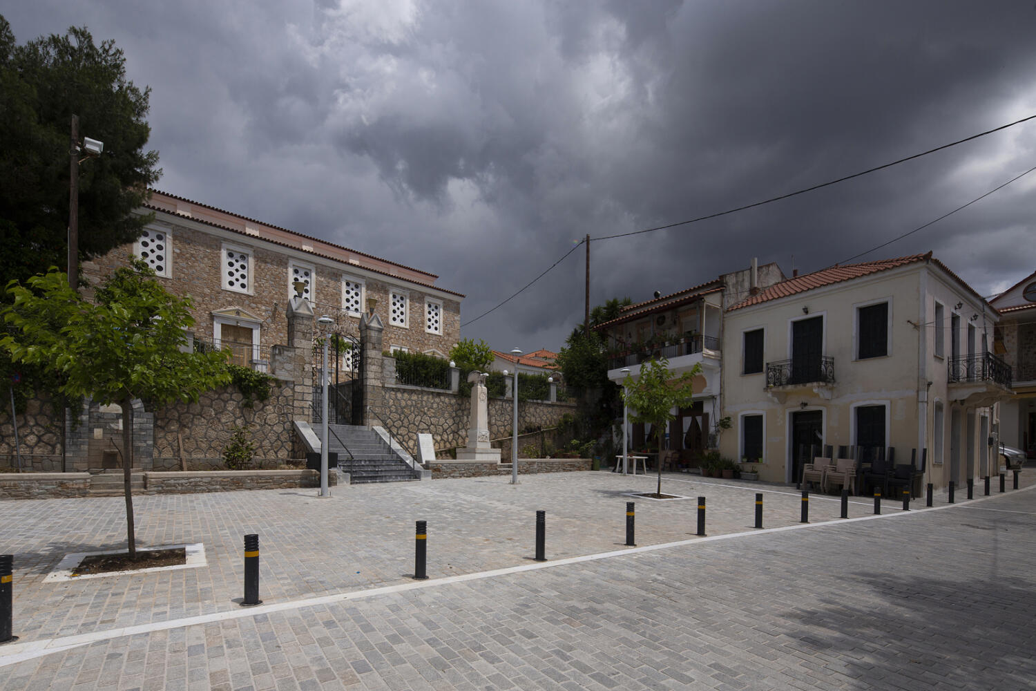 Ναός Όσιου Λουκά και Πλατεία, χωριό Άγιος Λουκάς. Φωτογραφία: ©Βασίλης Συκάς, για τον Δήμο Κύμης-Αλιβερίου